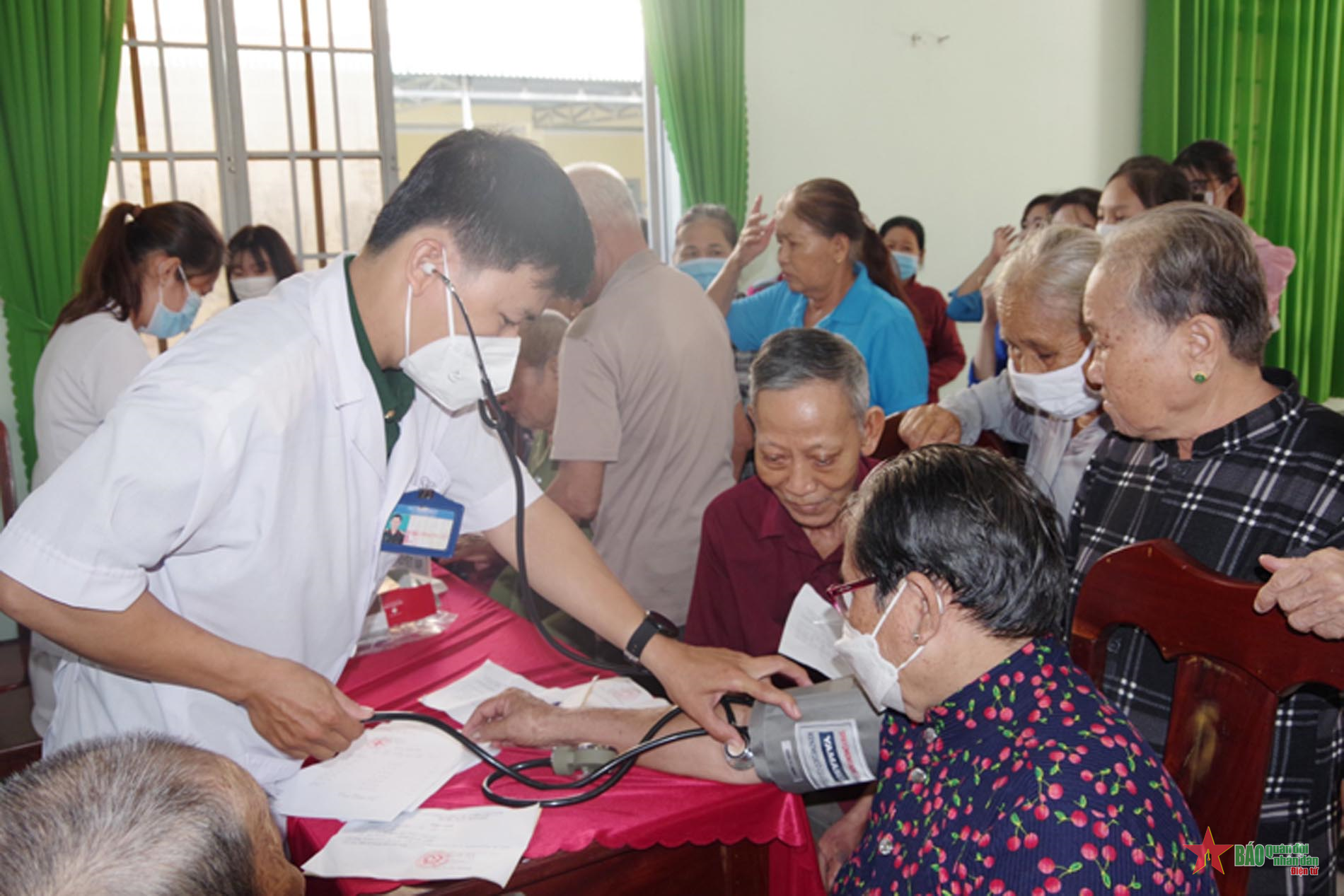 Quân khu 7: Sư đoàn 5 phối hợp khám bệnh, cấp thuốc miễn phí cho hơn 200 người dân khó khăn